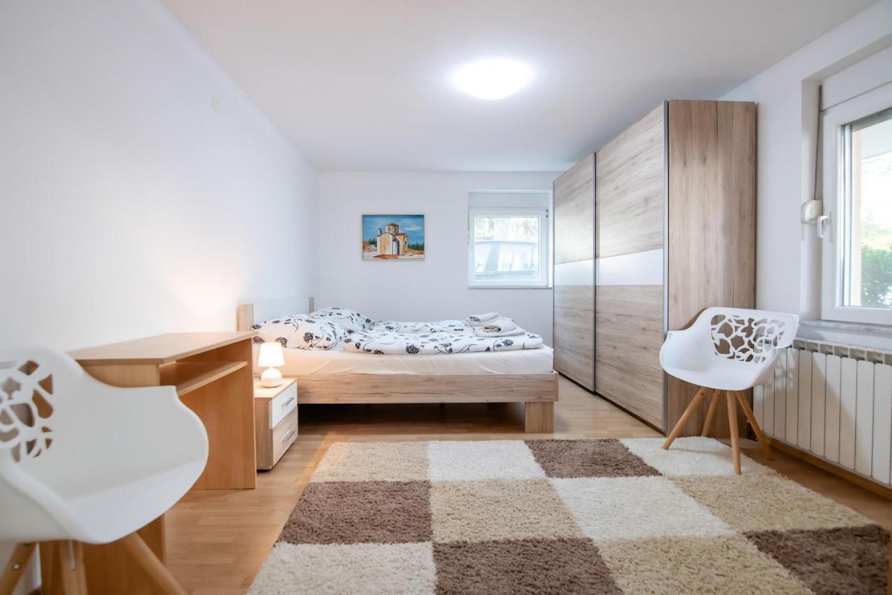 Beach Boy & Pool Girl Apartments فير الغرفة الصورة